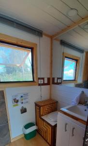 巴里查拉Mini Casa Barichara的一间带水槽和窗户的小浴室
