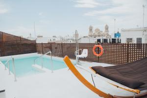 加的斯ISA Cádiz的建筑物屋顶上的游泳池