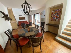 危地马拉安地瓜Suite don Pedro: Hermoso Loft con parqueo gratis!的用餐室以及带桌椅的起居室。