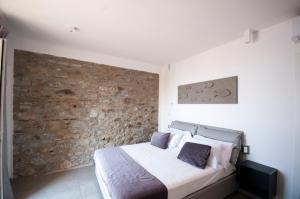 里奥马哲雷Cinque Terre Coast to Coast的一间卧室设有一张床和石墙