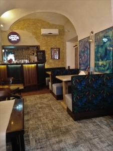 卢布林Prudentia Residence Qulturalna的一间带桌椅的餐厅和一间酒吧