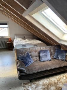 朗根阿根Ferienwohnung Mayer的阁楼上的沙发上配有两个枕头