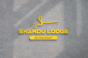 锡卡都Skardu Lodge的墙上的圣徽标的标志