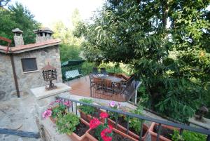 皮尔托贝加Posada Real Ruralmusical的庭院配有桌椅和鲜花
