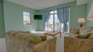 大洋城Americana Princess Suites/Condos的客厅设有两张沙发和一个大窗户