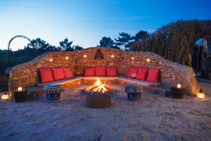 埃里塞拉EcoNature Dagaio Handmade Paradise的石头帐篷 - 带火坑和红色枕头