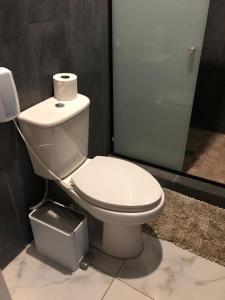 圣萨尔瓦多Hotel Finca San Nicolas的浴室设有卫生间,上面有卫生纸卷