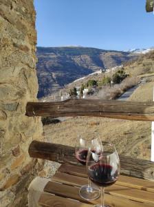 布维翁Casa La Pizarra的两杯葡萄酒坐在桌子上,享有美景