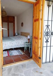 布维翁Casa La Pizarra的卧室配有一张床