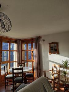 布维翁Casa La Pizarra的客厅配有桌椅和窗户。