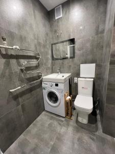 Naujoji AkmenėAkmene Center Apartment的一间带洗衣机和洗衣机的浴室