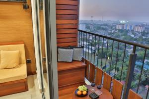 科伦坡007 Colombo的客房设有带一张床和一张桌子的阳台。