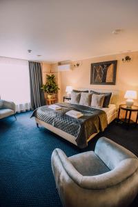 阿卢克斯内卓兰塔的酒店客房,配有床和沙发