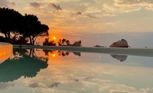 艾拉方索斯Eight Dimensions Capari Suites Elafonisos的游泳池的日落反射