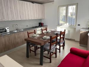 马尔切西内Appartamento Aurora的一间厨房,内设一张木桌和椅子