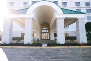 杰克逊贝蒙特旅馆套房酒店的大型白色建筑,入口很宽