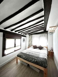 Soto en CamerosLa casita del rio的一间卧室设有一张床和一个大窗户