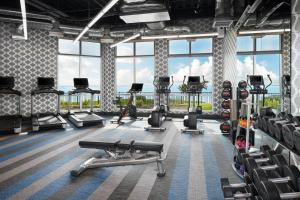 Aloft Ocean City的健身中心和/或健身设施