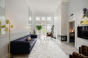 尔湾CLOUD NINE - Comfort & Elegance的带沙发和壁炉的客厅