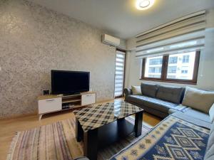 Two Rooms And Kitchen, bathroom with balcony apartment的电视和/或娱乐中心