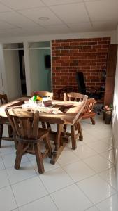 伊瓦格Apartamento Amoblado en Ibagué的一张木桌和椅子