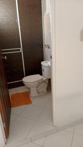 伊瓦格Apartamento Amoblado en Ibagué的一间带卫生间和淋浴的浴室