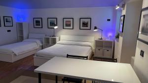 Settimo RottaroCameloth B&B的一间设有两张床和一张桌子的房间