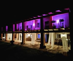 Settimo RottaroCameloth B&B的紫色灯的建筑的夜景