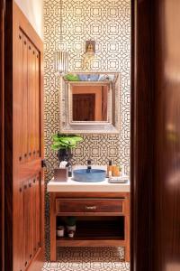 圣米格尔-德阿连德Hotel Casamada的一间带水槽和镜子的浴室