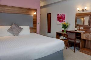 珀斯贝斯特韦斯特皇后酒店的酒店客房配有一张床、一张书桌