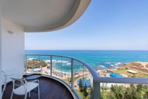 哈德拉Resort Hadera by Jacob Hotels的海景阳台。