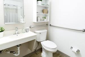 印第安纳波利斯InTown Suites Extended Stay Indianapolis IN -College Park Michigan Road的浴室配有白色卫生间和盥洗盆。