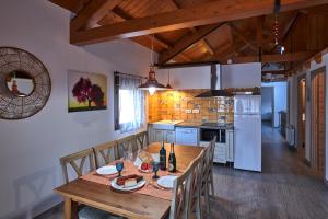 哈兰迪雅·德·拉·维尔Casa Rural Planeta Vera的厨房以及带木桌和椅子的用餐室。