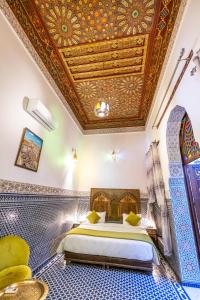 非斯菲斯达尔特雷索酒店的卧室配有床和瓷砖天花板