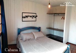 贝尔格拉诺将军镇Der Wandel的一间位于客房内的蓝色床卧室