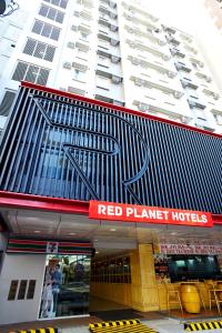 马尼拉Red Planet Manila Malate Mabini的一座建筑上标有红色星球酒店的标志