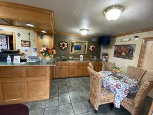 小石城El Rancho Motel的厨房配有桌椅和柜台。