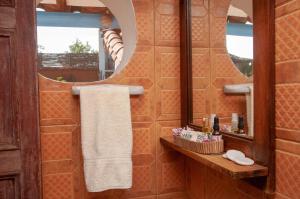 巴里查拉La Juanita Hostel Barichara的橙色的浴室设有镜子和水槽