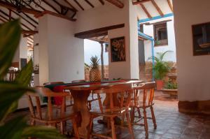 巴里查拉La Juanita Hostel Barichara的一间带木桌和椅子的用餐室