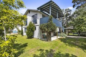 卡尔斯Phillip Island Time - Large home with self-contained apartment sleeps 11的白色房子,有 ⁇ 帽屋顶