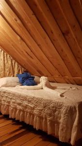 AlaskaCabaña Doña dacia的木天花板的客房内的一张床位