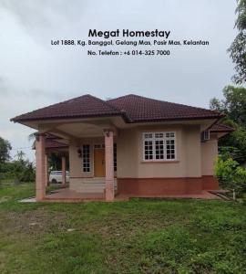 Pasir MasMegat Homestay的一个小房子,有广告宣传