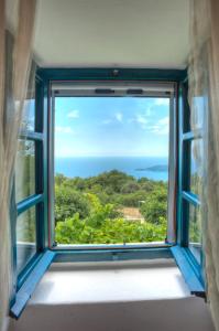 斯韦蒂·斯特凡Holiday Home Neda的享有海景的开放式窗户