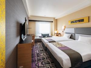 京都京都新阪急酒店的酒店客房设有两张床和电视。