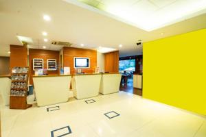 GembongLife Hotel Stasiun Kota Surabaya的商店里有一个黄色墙的大堂