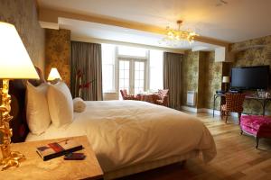多伦多常春藤维瑞蹄酒店的酒店客房设有一张大床和一间客厅。
