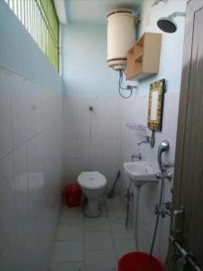 瓦拉纳西MONALISA HOSTEL的一间带卫生间和水槽的小浴室