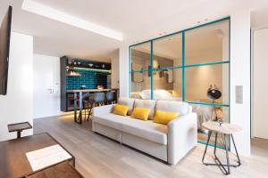 圣克鲁斯-德特内里费Home2Book Lovely Apartment in Santa Cruz的客厅配有白色沙发和黄色枕头。