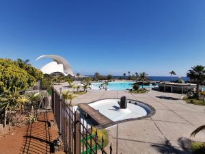 圣克鲁斯-德特内里费Home2Book Lovely Apartment in Santa Cruz的享有度假村游泳池的景致