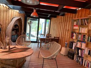 乌尔坦Au Bois Flotté的配有桌椅和书架的房间